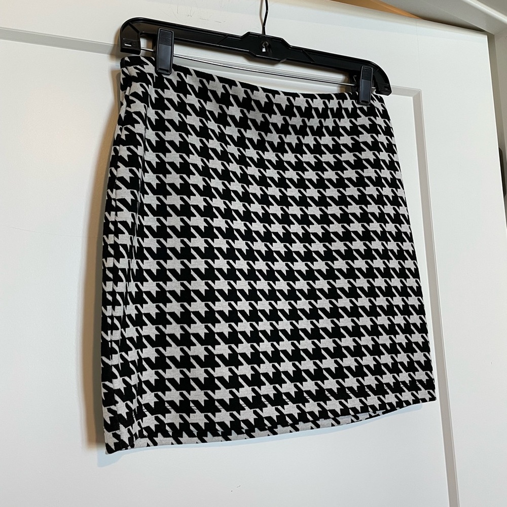 Houndstooth stretchy mini skirt.